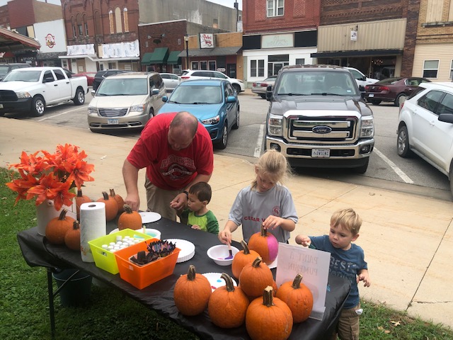 Parkersburg Chamber Shop Small this Fall Pumpkin Painting